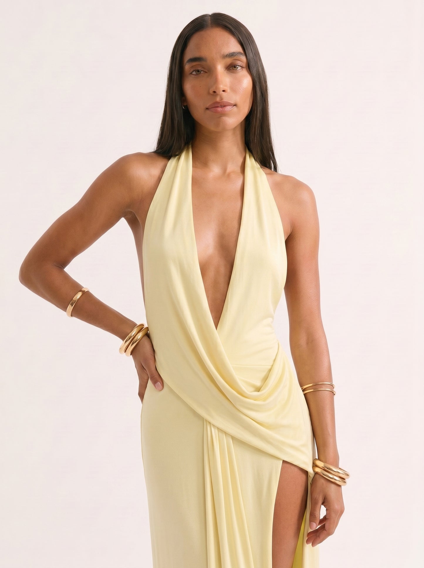 ÉLÉA – Robe longue drapée jaune pastel