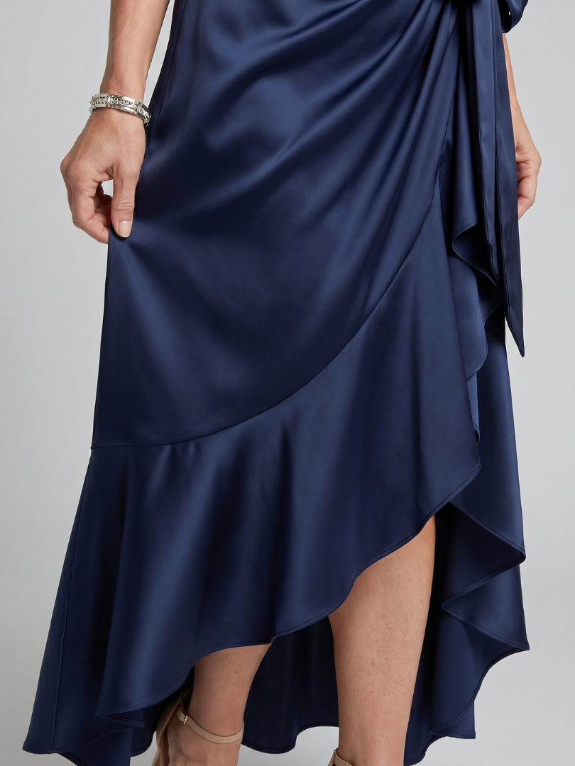 NORIA | Vestido de largo medio asimétrico con escote al cuello