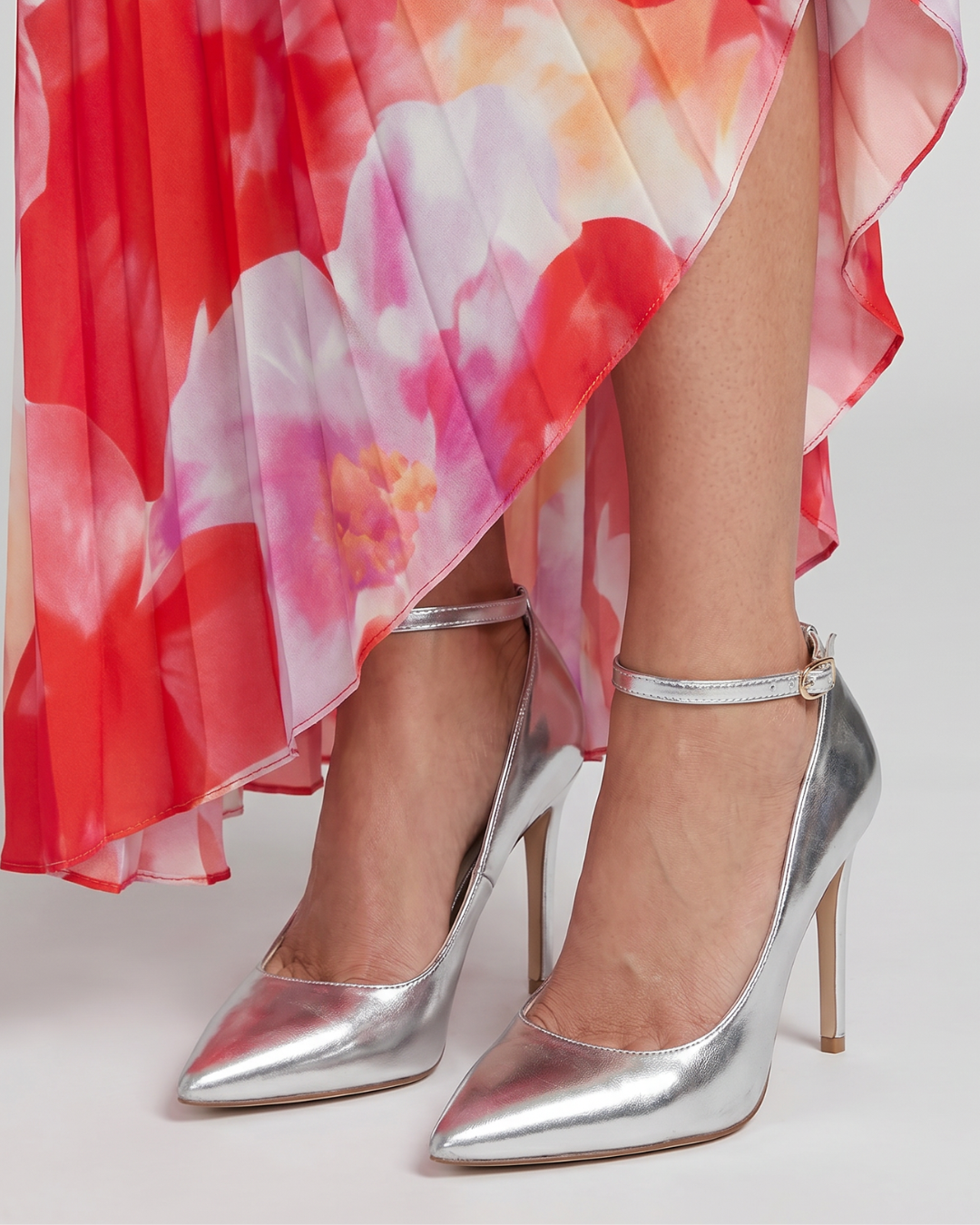 NORIA | Zapatos de salón metalizados de punta afilada con tira al tobillo