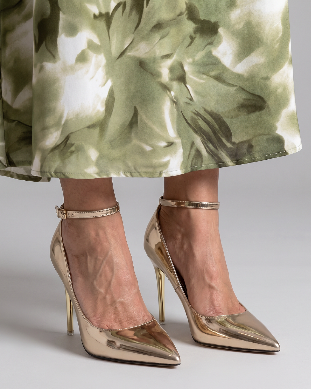 NORIA | Zapatos de salón metalizados de punta afilada con tira al tobillo