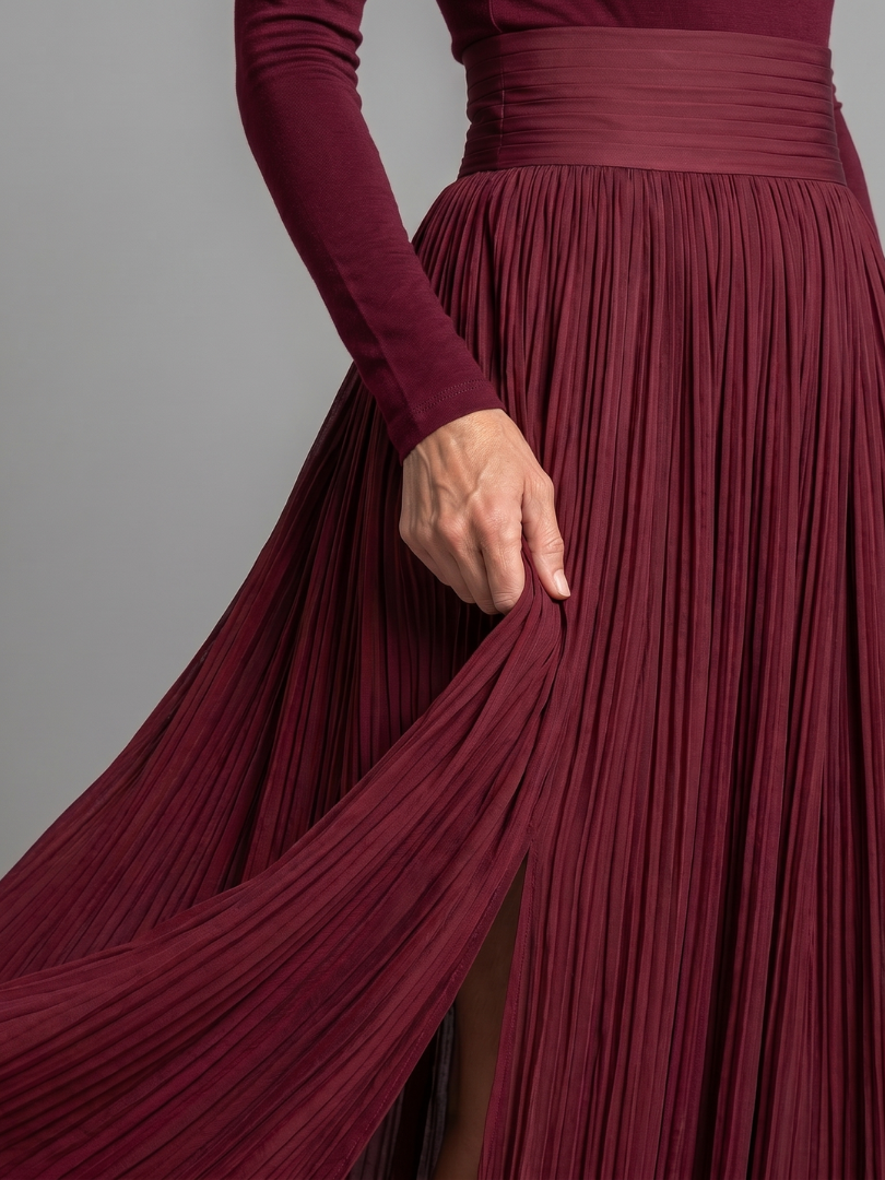 NORIA | Vestido de largo medio de cuello alto y manga larga con cintura marcada