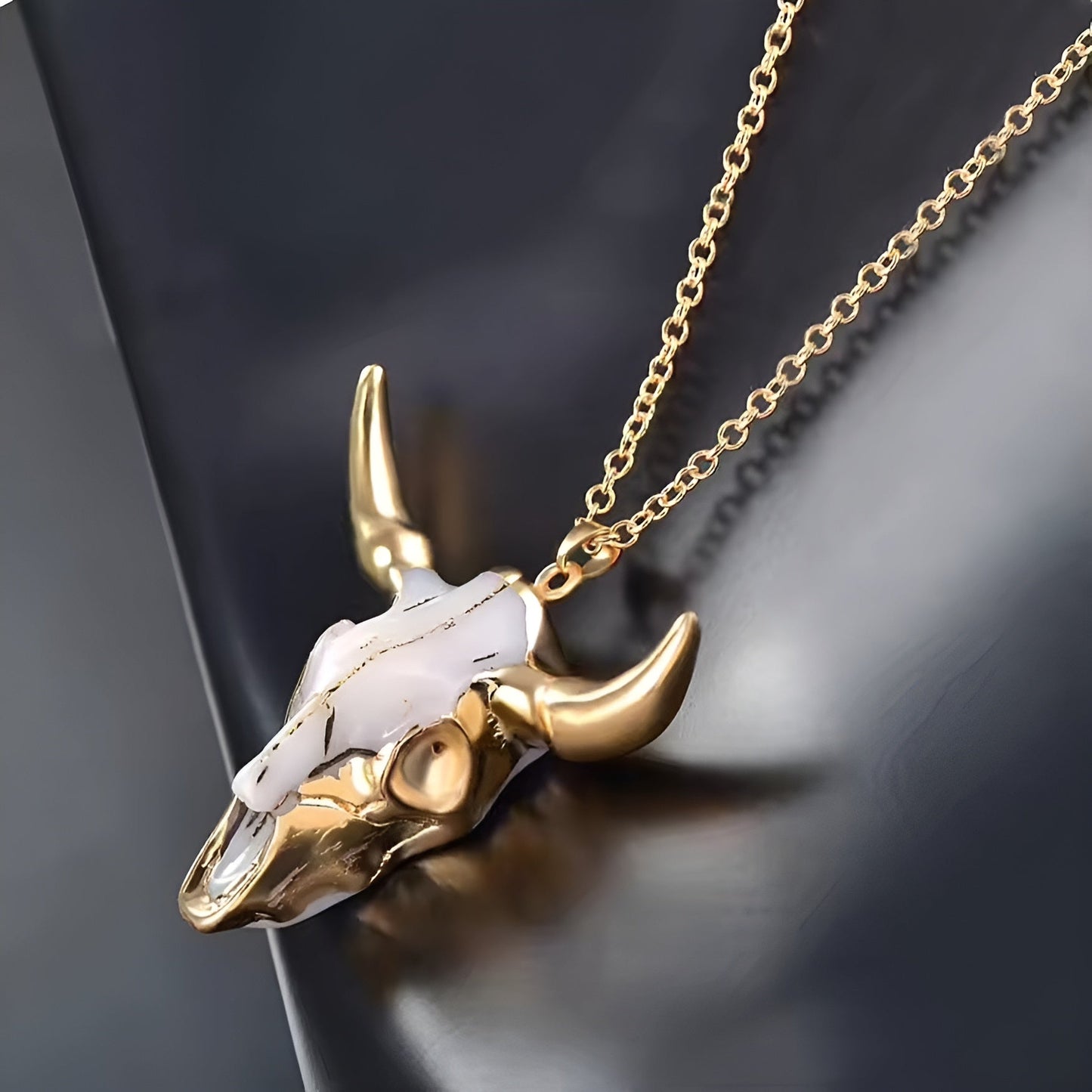 NORIA | Collar de mármol dorado con toro